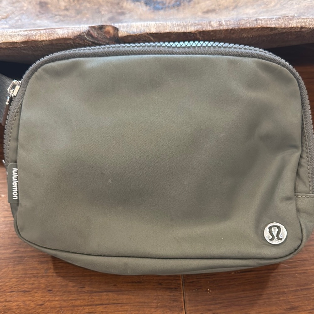 lululemon athletica Everywhere Bag Large 2L sage green